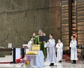 세상을 밝히는 빛, 초 축복 예식을 가졌습니다…